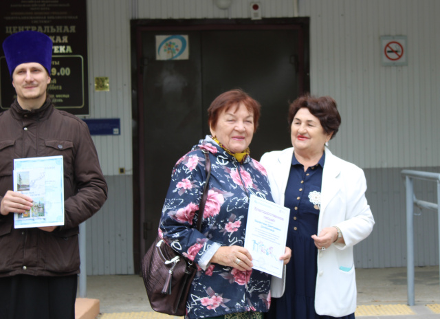 Татьяна Владимировна Котлярова награждает члена клуба Длбилову Валентину.JPG